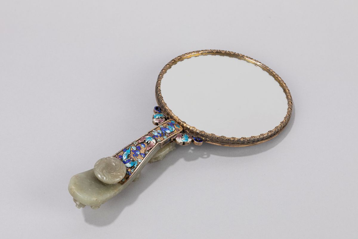 Specchio in filigrana con applicazioni in smalto, paste vitree e giade, Cina, XIX secolo