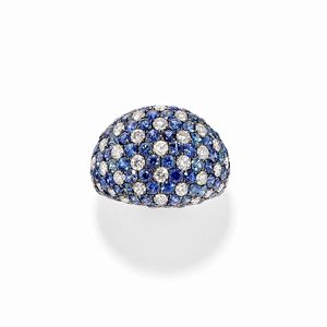  - Anello in oro bianco 18k, zaffiri e diamanti