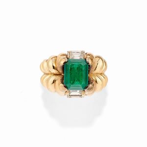  - Anello in oro bicolore 18k, smeraldo sintetico e diamanti, 1940 circa