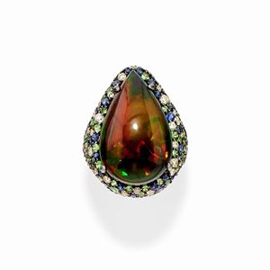  - Anello in oro giallo e brunito 18k, diamanti, tsavoriti e opale