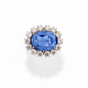  - Anello in oro bianco 18k, zaffiro e diamanti sintetici
