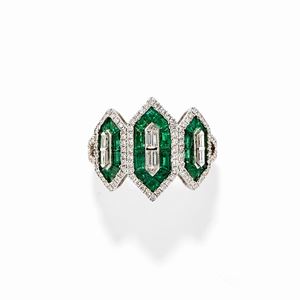  - Anello in oro bianco 18K, smeraldi e diamanti