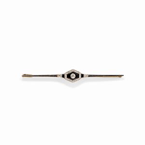  - Spilla in platino, oro giallo 18k, diamanti e onice