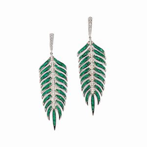 Orecchini in oro bianco 18k, diamanti e smeraldi