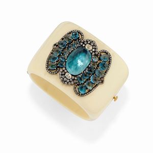  - Bracciale in bachelite, oro, argento, topazi blu e diamanti