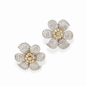  - Orecchini in oro bicolore 18k e diamanti fancy yellow e incolori