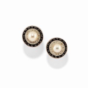  - Orecchini in oro giallo 18k, argento, diamanti, onice e perle