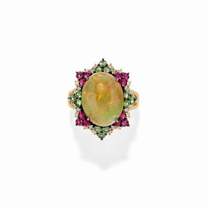  - Anello in oro giallo 18k, opale, diamanti, tsavoriti e rubini