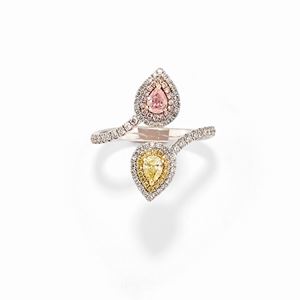  - Anello in oro bianco 18k e diamanti fancy e incolori