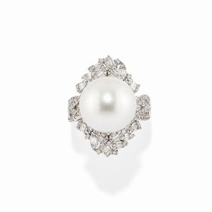  - Anello in oro bianco 18k, diamanti e perla