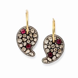  - Orecchini in oro giallo 18k e brunito, diamanti e tormaline