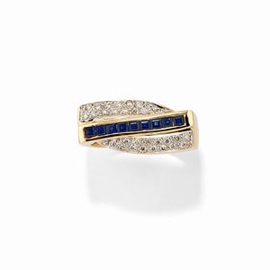 Anello in oro bicolore 18k, diamanti e zaffiri