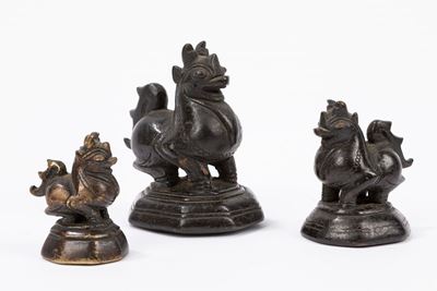 Cina, Tre pesi in bronzo raffiguranti animali fantastici, secolo XIX