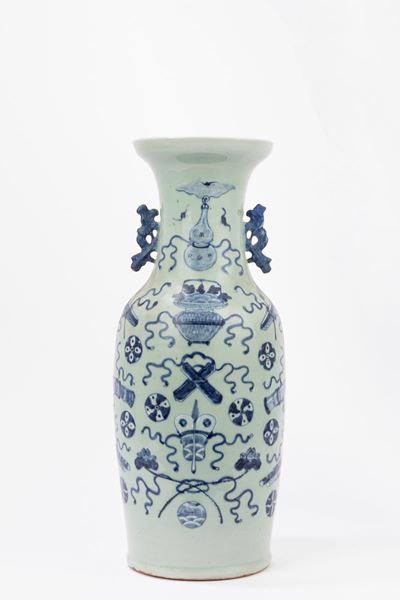 Vaso in porcellana a fondo celadon con decori blu, Cina, fine della dinastia Qing