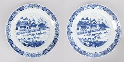 Cina, Coppia di piatti in porcellana bianca e blu, XVIII secolo