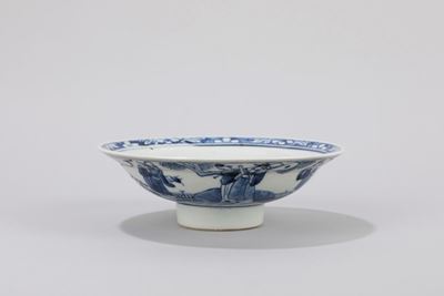 Cina, Alzatina in porcellana blu e bianca decorata con figure di saggi, fine dinastia Qing