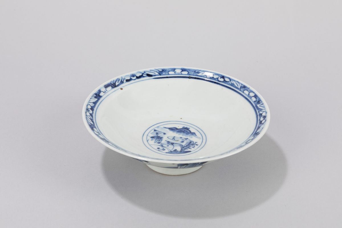 Cina, Alzatina in porcellana blu e bianca decorata con figure di saggi, fine dinastia Qing