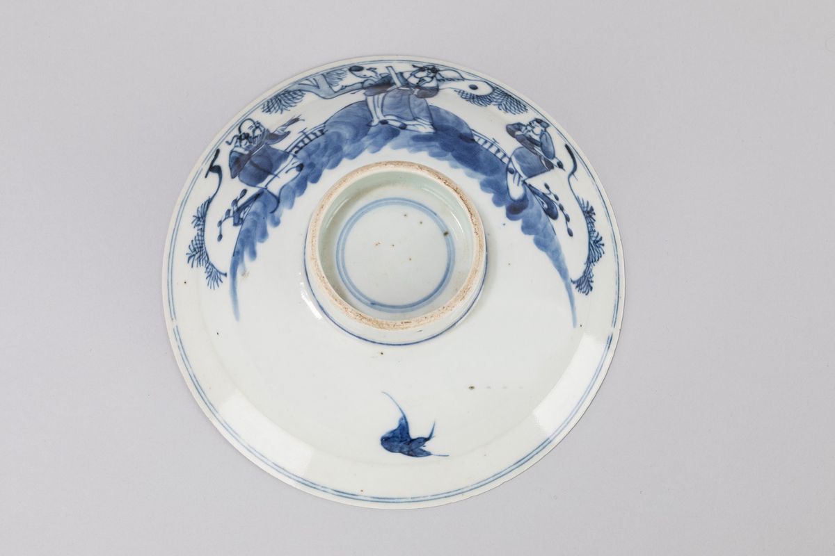 Cina, Alzatina in porcellana blu e bianca decorata con figure di saggi, fine dinastia Qing