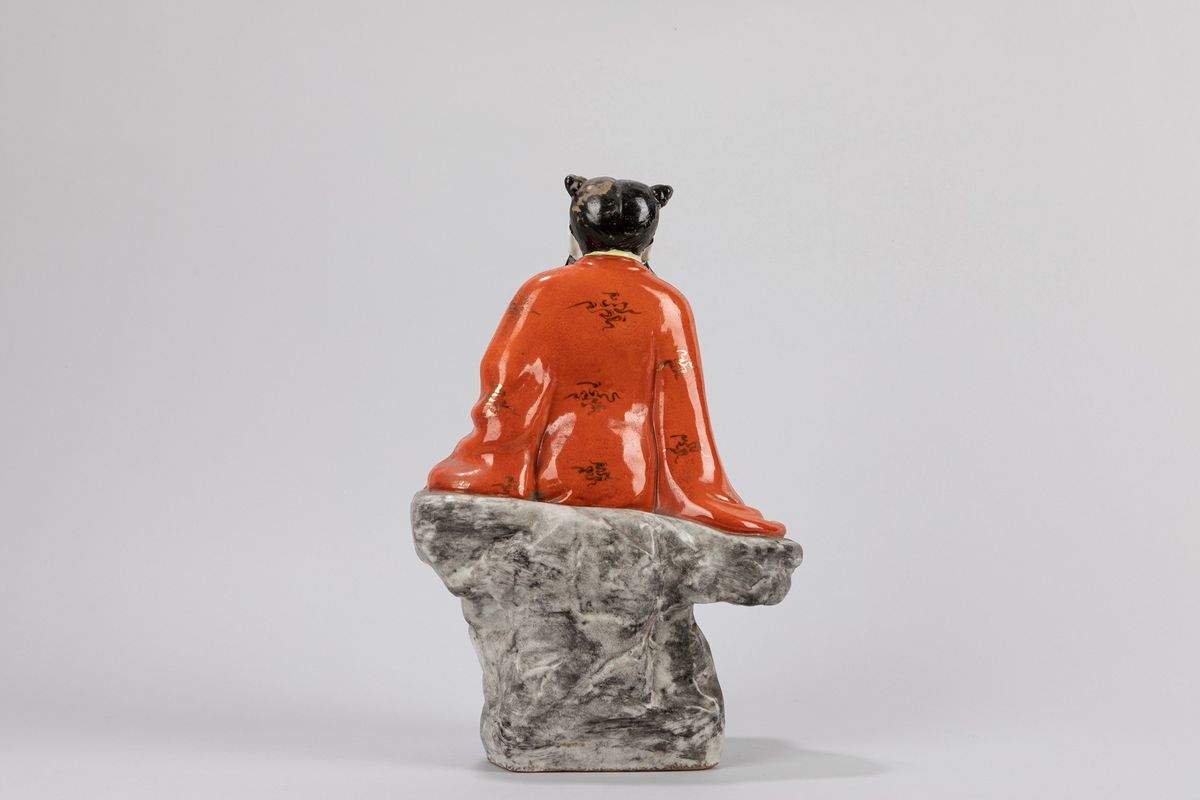 Figura in porcellana policroma raffigurante saggio assiso, Cina, Periodo della Repubblica (1912-1...