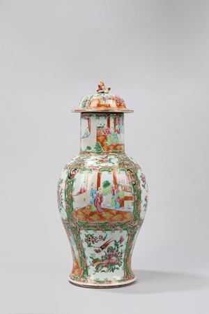 Vaso con coperchio in porcellana Canton . Cina, fine XIX secolo