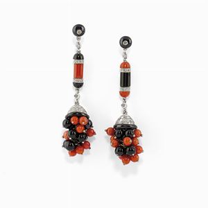 Orecchini pendenti in oro bianco 9k, corallo, onice e diamanti