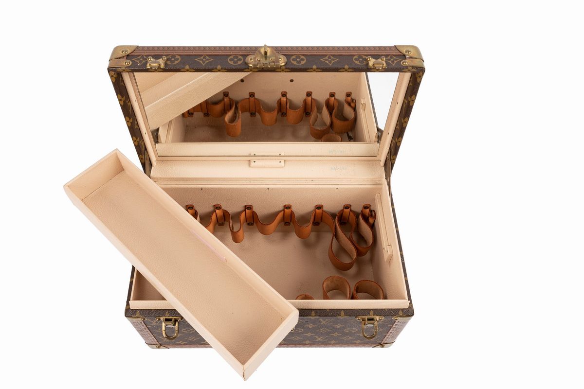 Louis Vuitton - Beauty case in tela monogram con profili in cuoio e dettagli in ottone