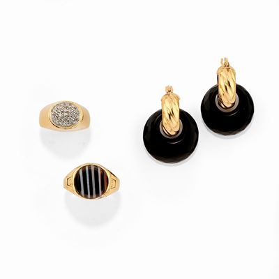 Due Anelli e una Coppia di Orecchini in Oro Giallo 18k, Diamanti, Onice e Agata