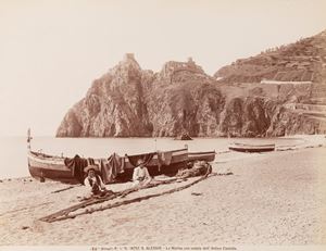 Sant'Alessio, la marina con veduta dell'Antico Castello