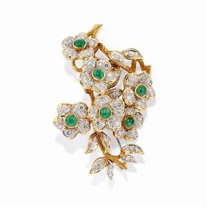  - Spilla in oro bicolore 18k, smeraldi e diamanti