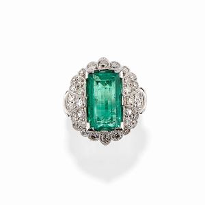  - Anello in platino, smeraldo e diamanti
