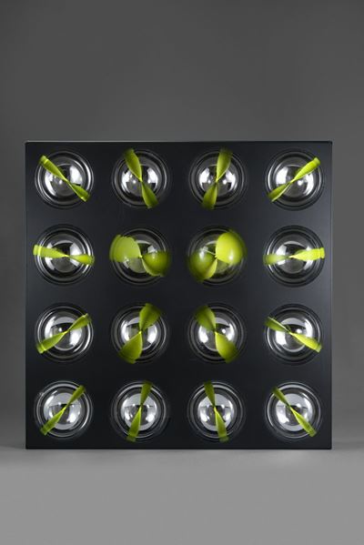 Oggetto cromocinetico con 16 sfere, 1970-73, metacrilato e plexiglass