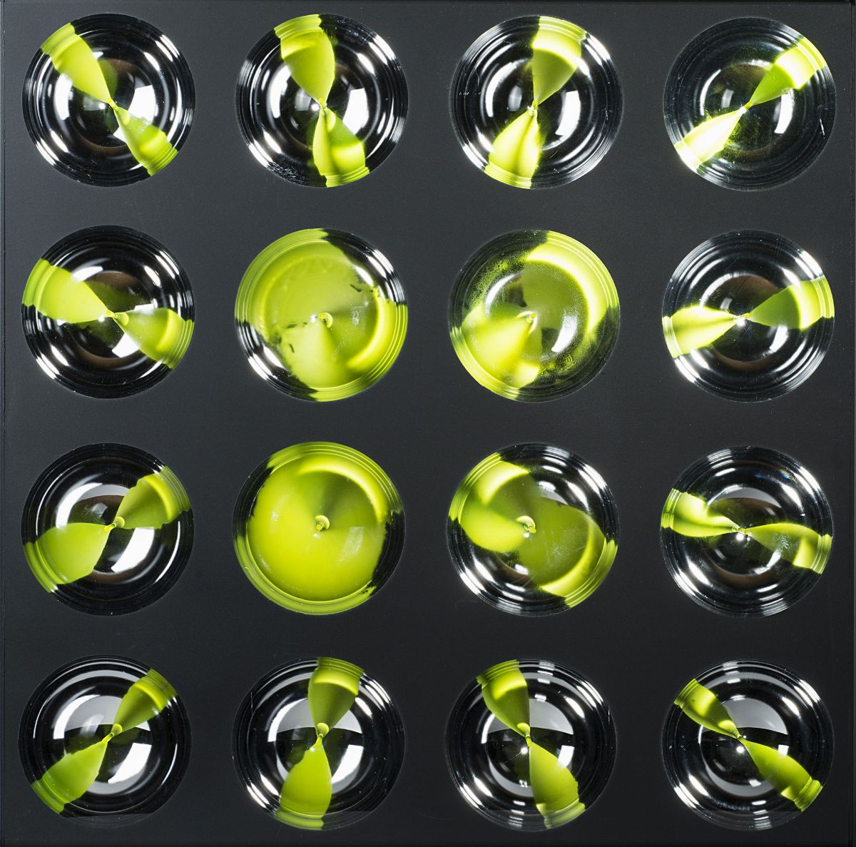 Franco Costalonga - Oggetto cromocinetico con 16 sfere, 1970-73, metacrilato e plexiglass