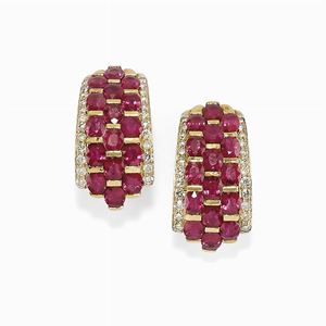 Orecchini in oro bicolore 18k, diamanti e rubini