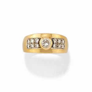  - Anello in oro giallo 18k e diamanti
