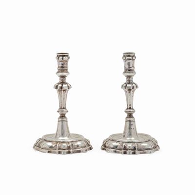 Coppia di candelieri in argento sbalzati e cesellati