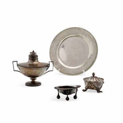 Oggetti in argento e ottone argentato, XIX e XX secolo - Composto da piatto con stemma Pontificio...