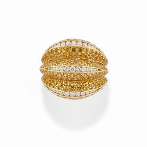 - Anello in oro giallo 18k, zaffiri gialli e diamanti