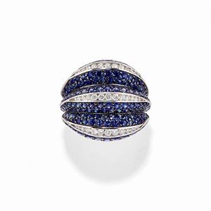  - Anello in oro bianco 18k, zaffiri e diamanti