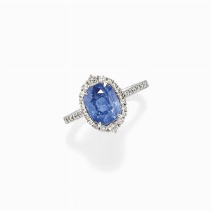  - Anello in oro bianco 18k, zaffiro e diamanti