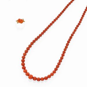 A 18k yellow gold, golden metal and coral necklace and ring