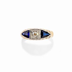  - Anello in oro giallo 18k, platino, diamanti e zaffiri sintetici, 1920 circa