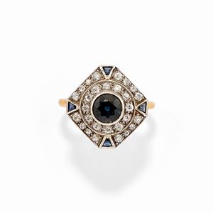  - Anello in oro bicolore 18k, diamanti e zaffiri