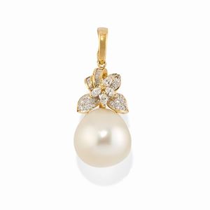 - Pendente in oro giallo 18k, diamanti e perla