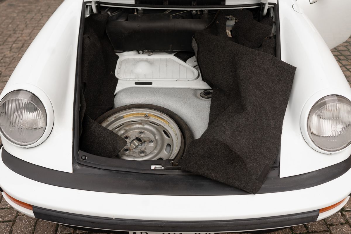 Porsche - 911 Carrera 3.2