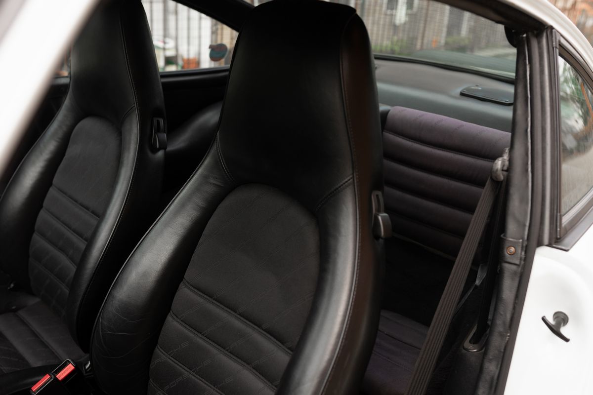 Porsche - 911 Carrera 3.2