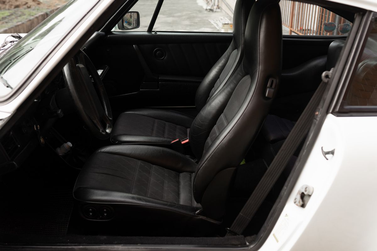Porsche - 911 Carrera 3.2