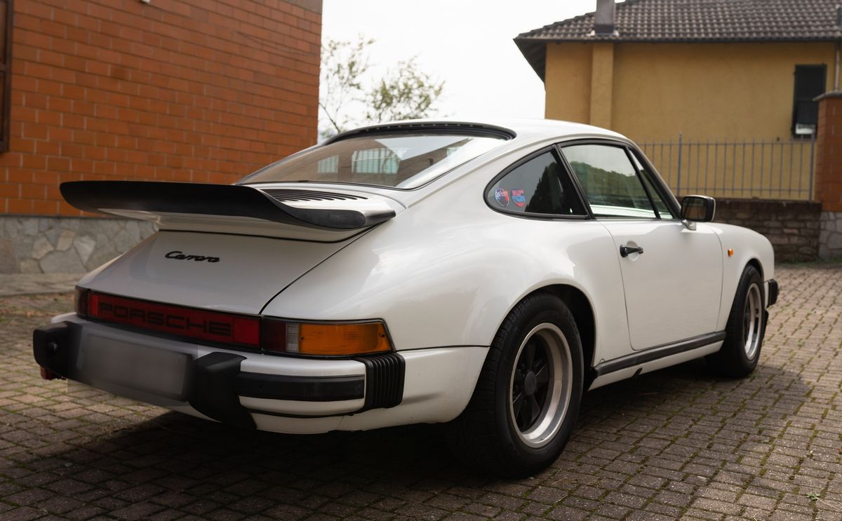Porsche - 911 Carrera 3.2