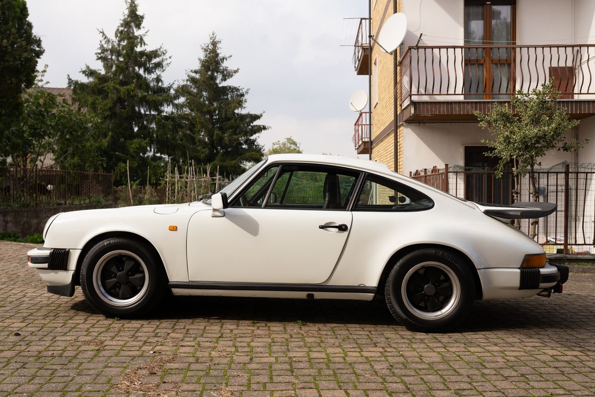 Porsche - 911 Carrera 3.2