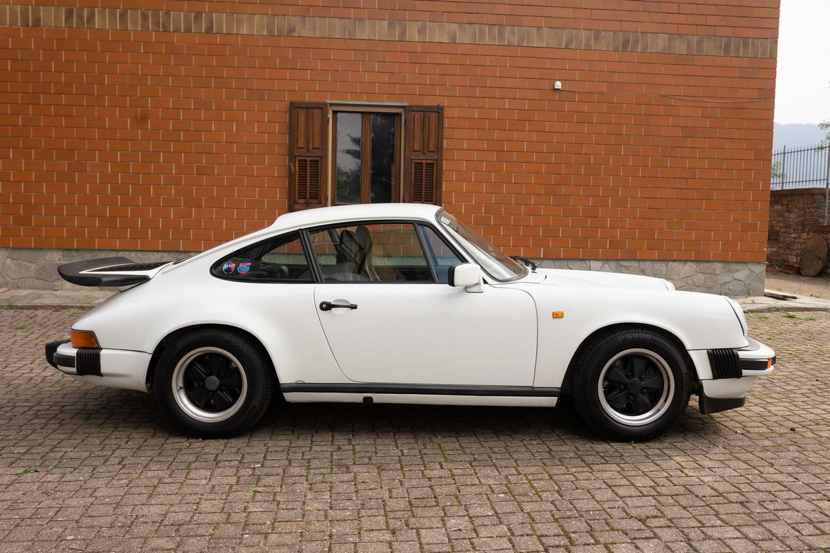Porsche - 911 Carrera 3.2