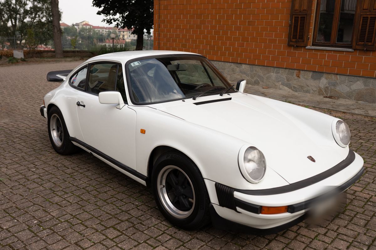 Porsche - 911 Carrera 3.2